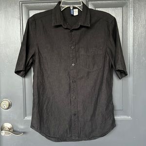 H&M’s Divided dark gray short sleeve cotton button down. Like new. Size small